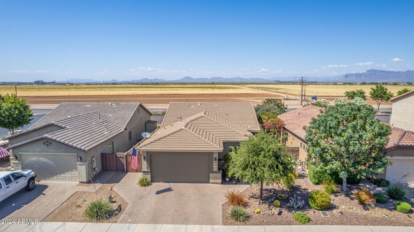 Property Photo:  552 W Honey Locust Avenue  AZ 85140 