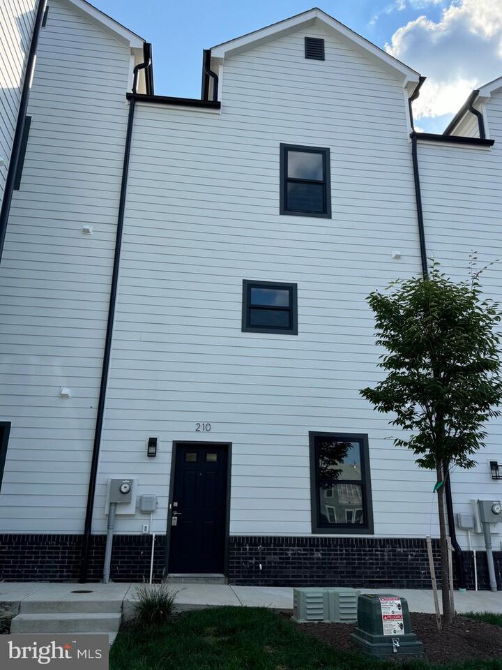 Property Photo:  210 E Piccadilly Street  VA 22601 