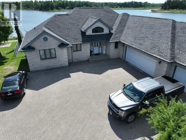 Property Photo: 92 Edgewater Dr ON P8N 3K2