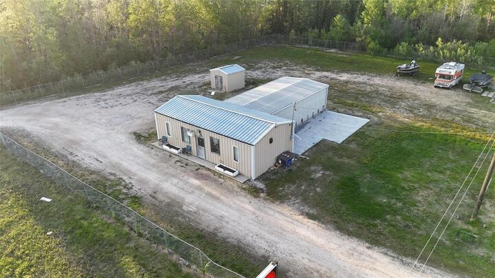 Property Photo: 4 Meadows Road MB R9A 1K6