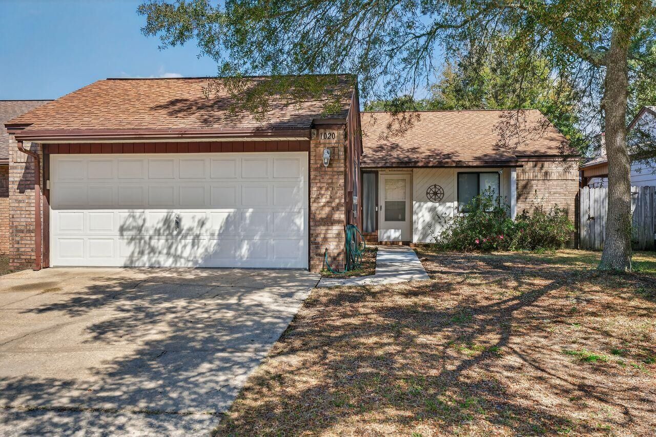 Property Photo:  1020 Alderwood Way  FL 32578 