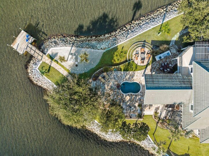 Property Photo:  221 Bay Circle Drive  FL 32459 
