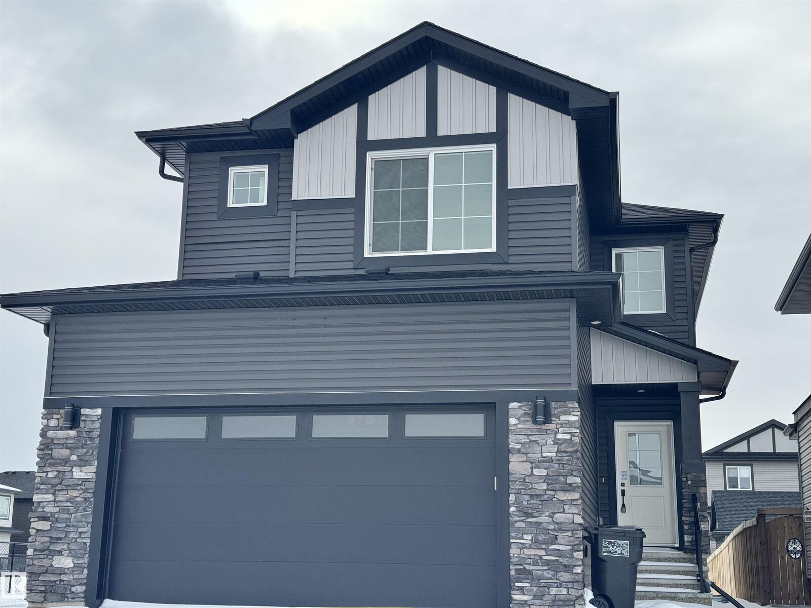 Photo de la propriété:  1703 152 Avenue NW  AB T5Y 2R7 