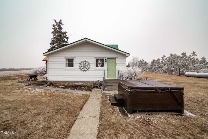 Property Photo:  105 7th Street NW  ND 58639 