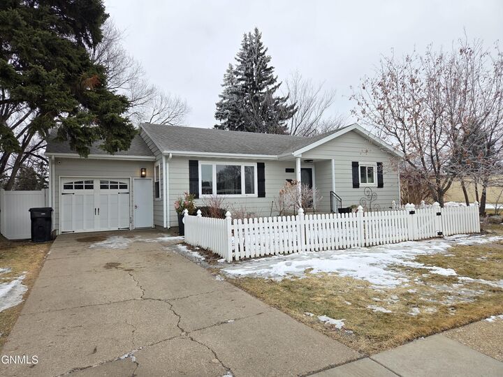 Property Photo:  121 Sioux Avenue  ND 58501 