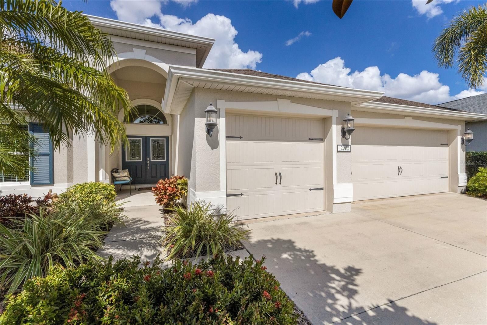 Property Photo:  12002 Forest Park Circle  FL 34211 