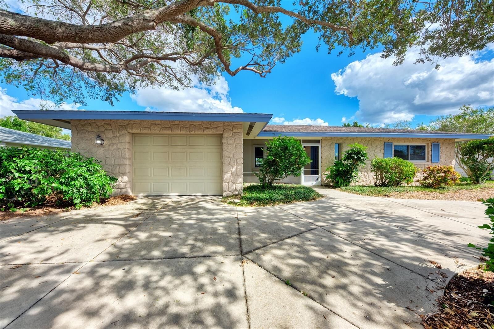 Property Photo:  3304 Kenmore Drive  FL 34231 
