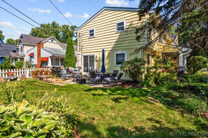 Property Photo:  83 N Park Boulevard  IL 60137 