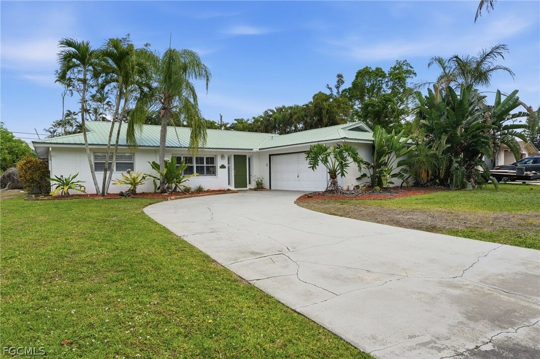 Property Photo:  8948 Crest Lane  FL 33907 