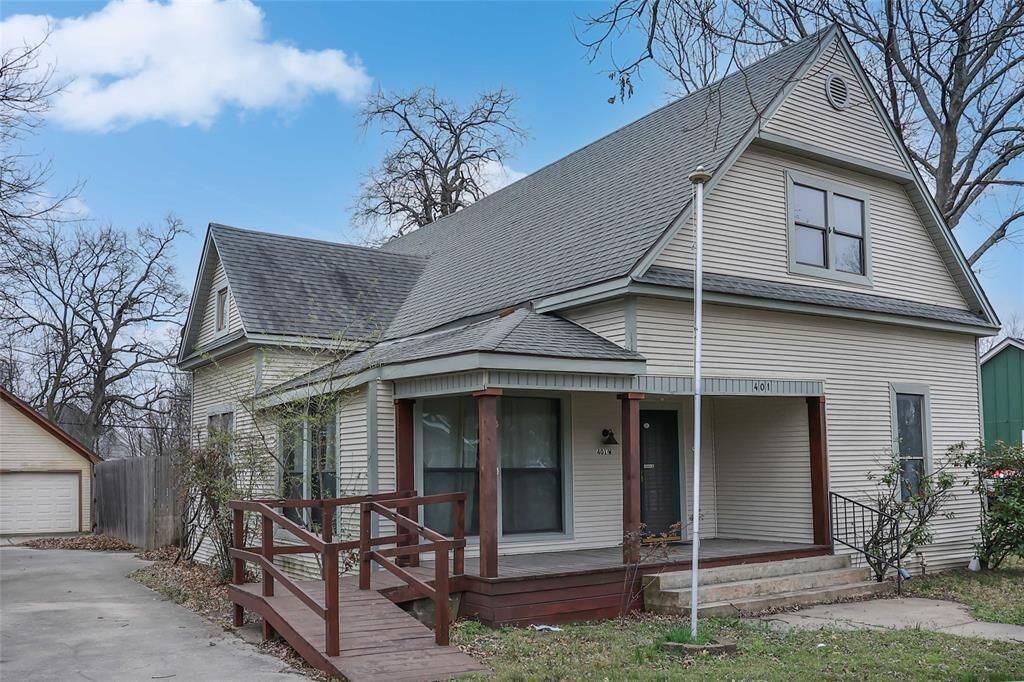 Property Photo: 401 W Maple Street TX 75491