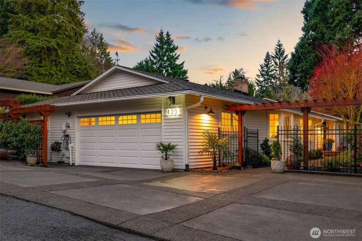 Property Photo:  423 SW 189th Place  WA 98166 