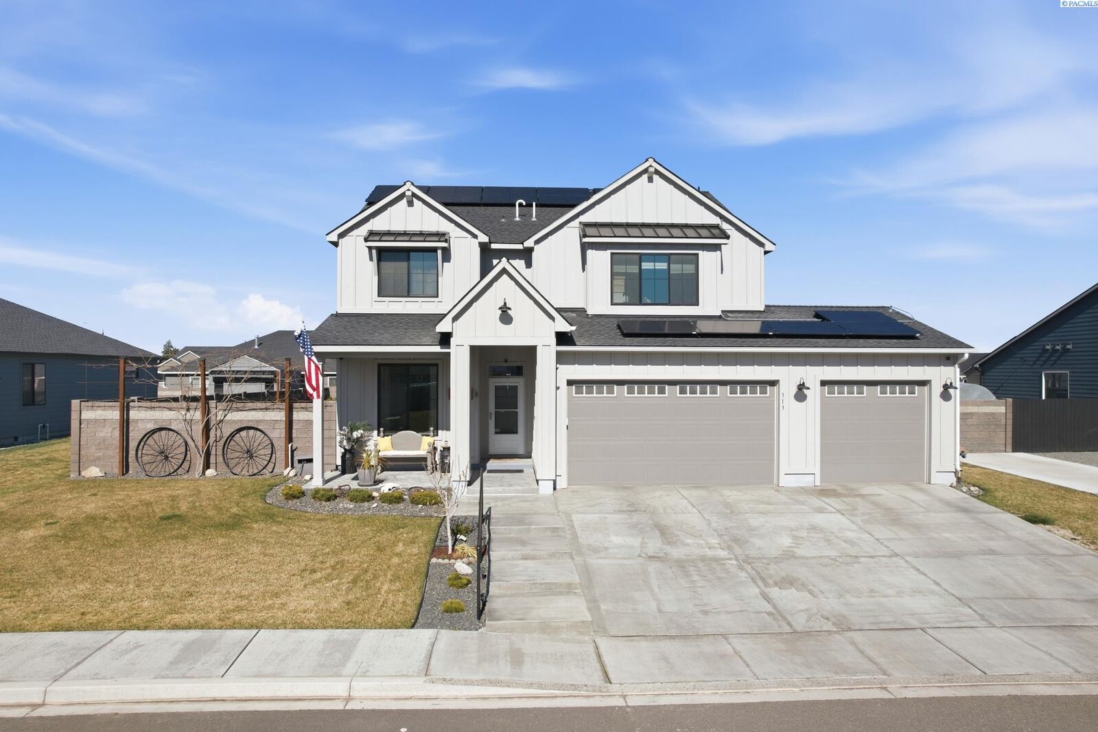 Property Photo:  313 Ruby Ave  WA 98930 