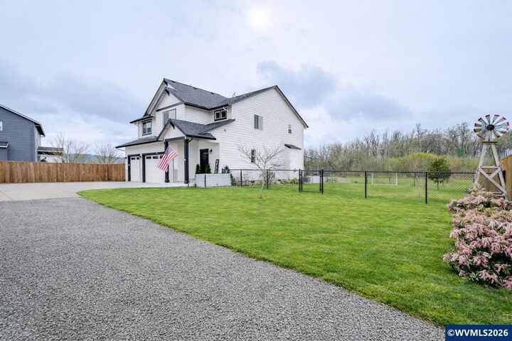 Property Photo: 2998 NE Mosey Av OR 97321