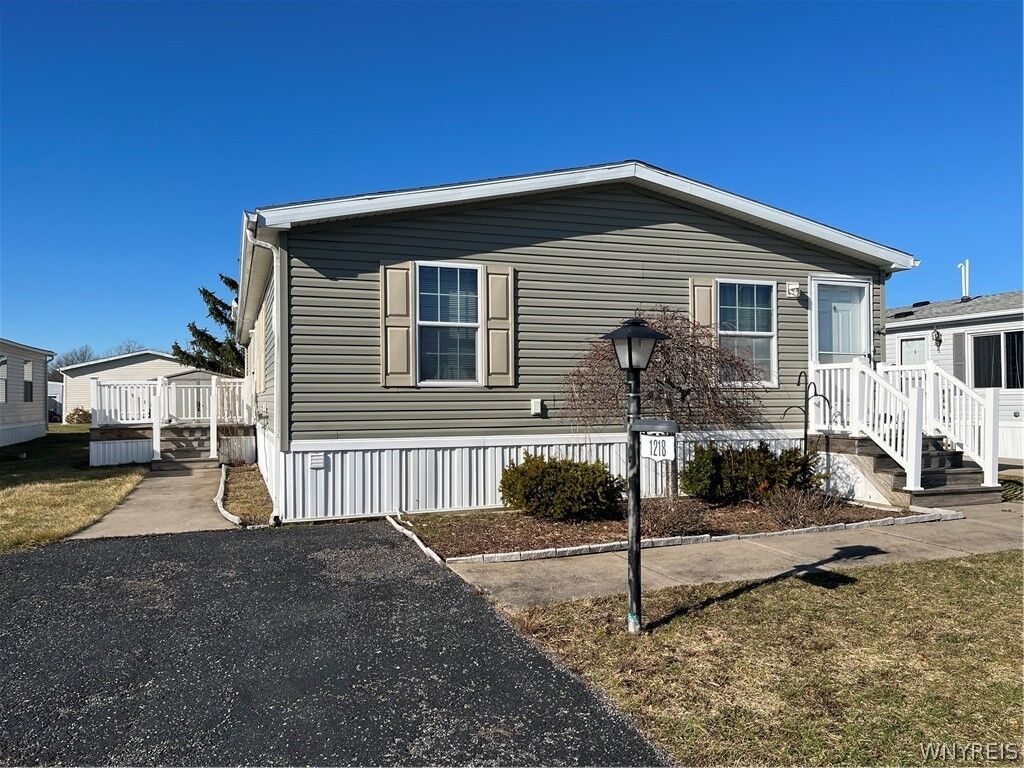 Property Photo:  1218 Maplewood Drive  NY 14094 