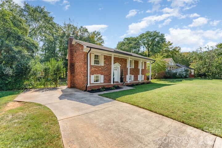 Property Photo:  6000 Ferndale Place  NC 28215 