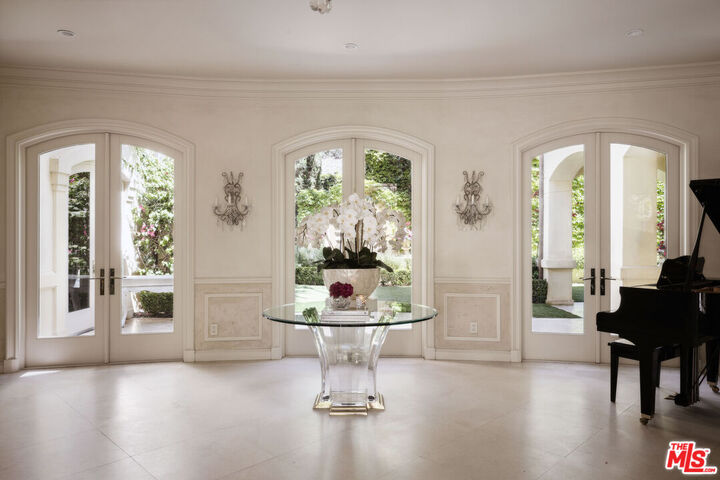 Property Photo: 1160 Chantilly Rd CA 90077