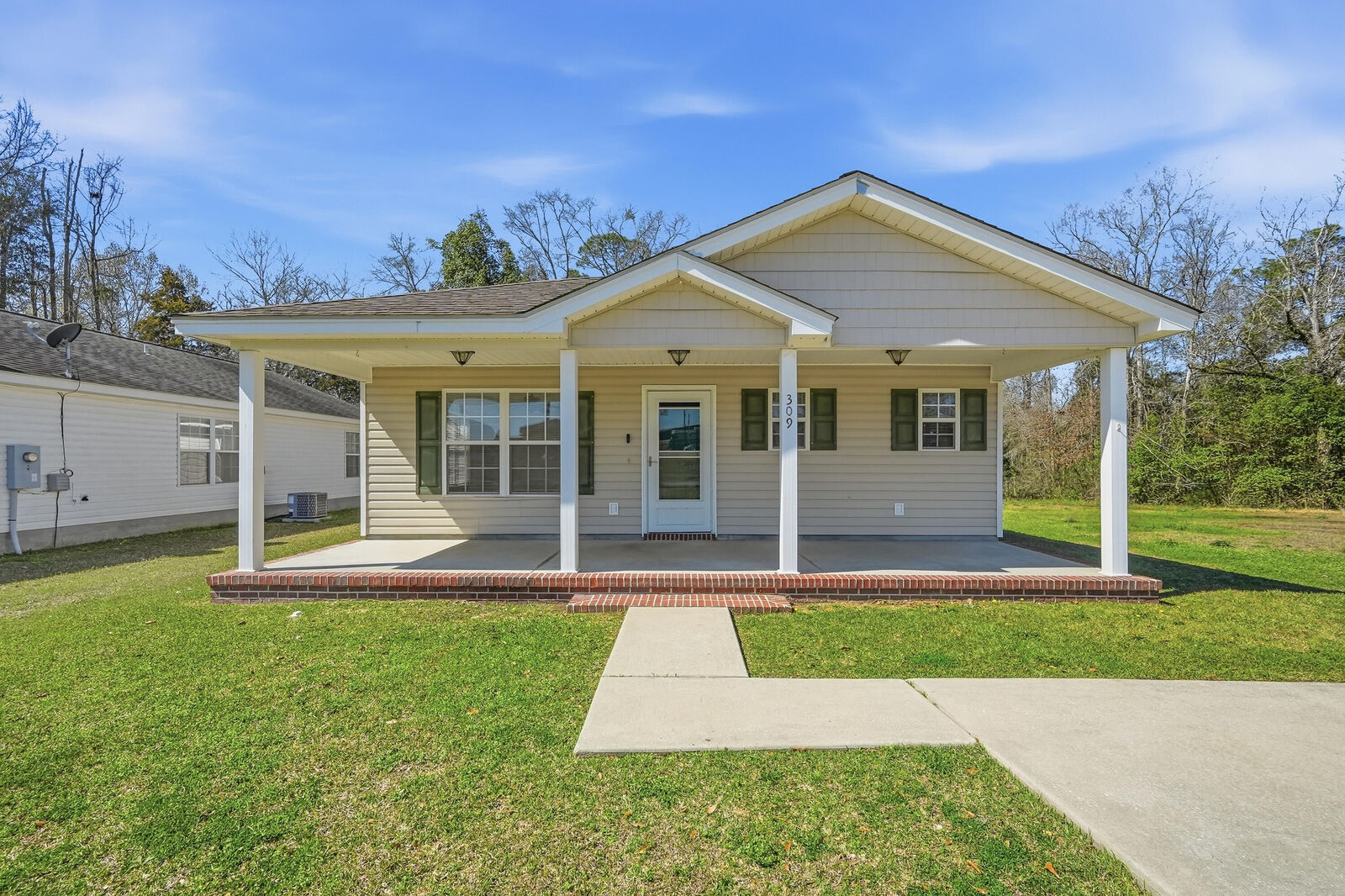 Property Photo: 309 Rangeline Street FL 32425