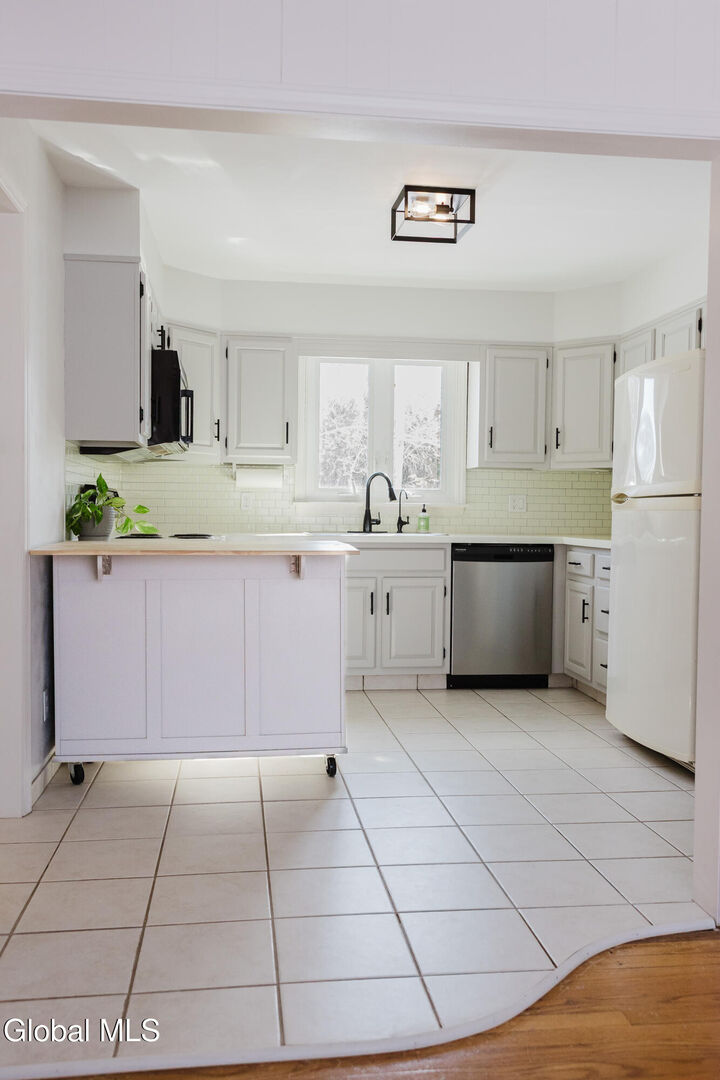 Property Photo:  31 Miles Standish Road  NY 12306 