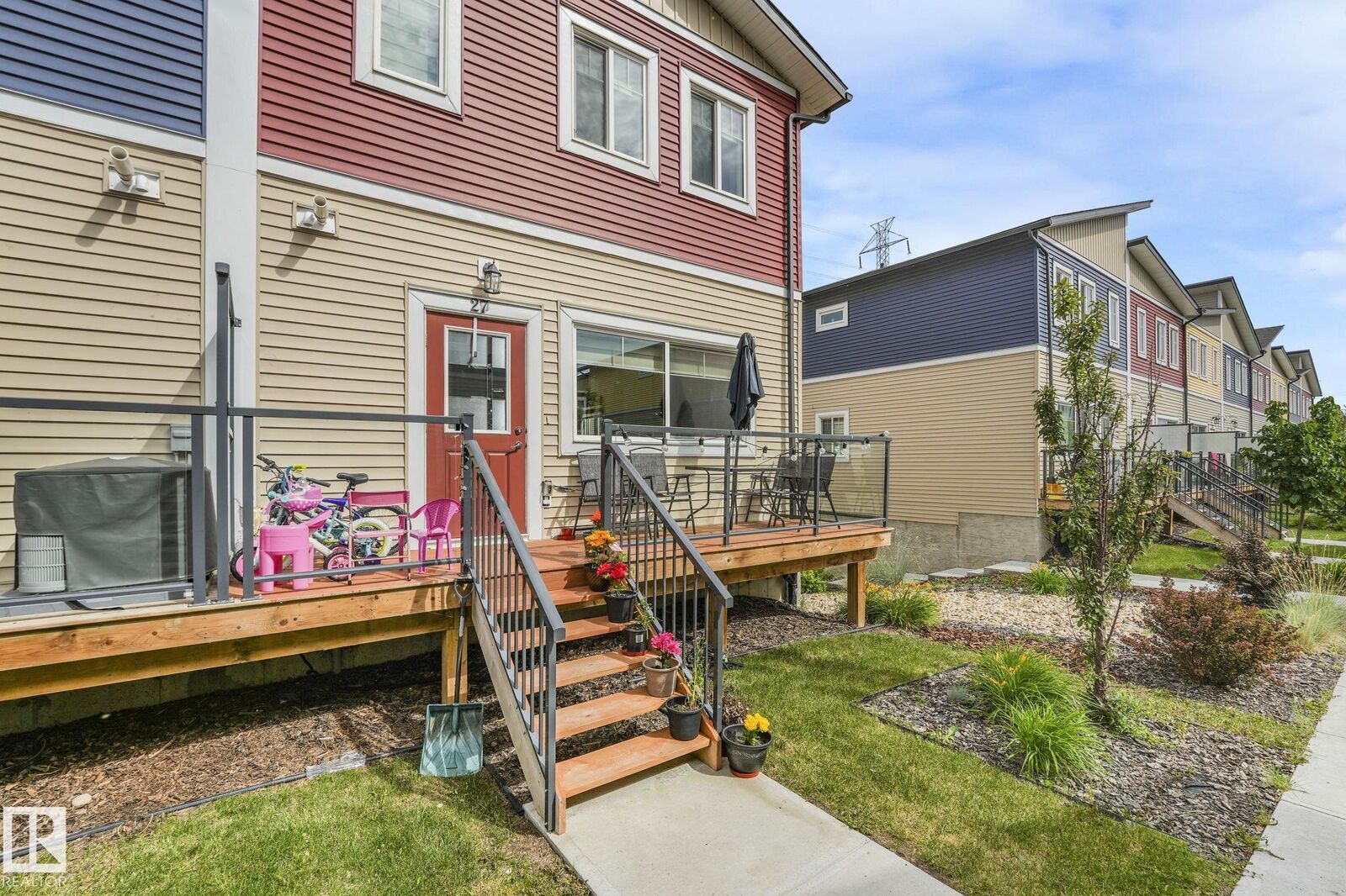 Property Photo: 2803 14 Avenue NW 27 AB T6T 2K4