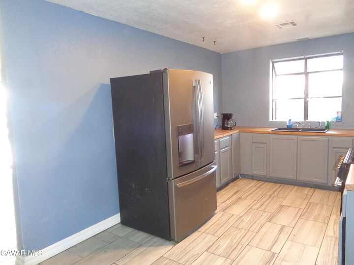 Property Photo:  2825 W 28th Street  CA 93560 