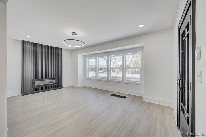 Property Photo:  3110 N Main Street  MI 48073 3422 