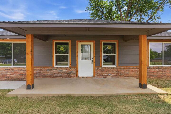 Property Photo:  1905 N Cedar  OK 74604 