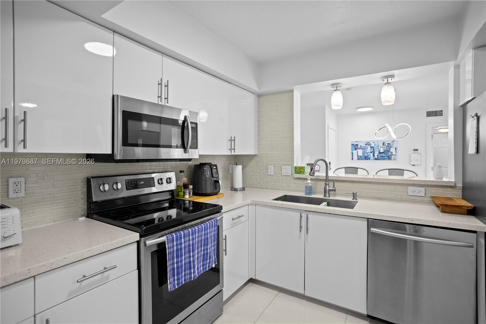 Property Photo:  529 E Sheridan St 307  FL 33004 