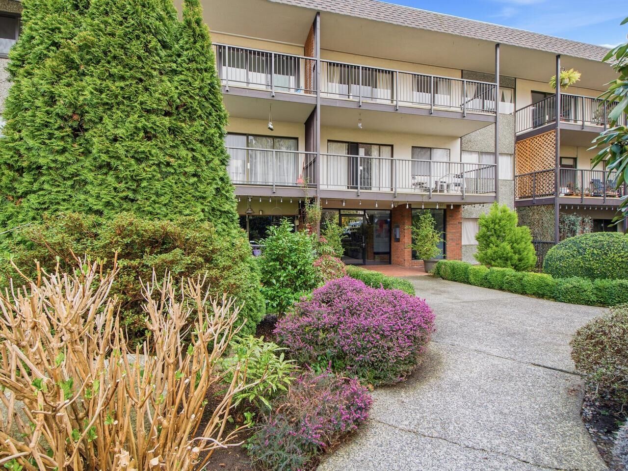 Property Photo: 155 E 5th Street 315 BC V7L 1L3