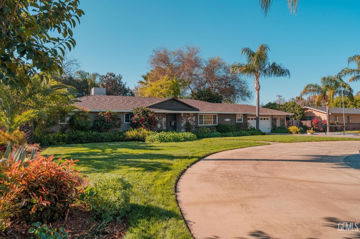 Property Photo:  915 S Strathmore Avenue N  CA 93247 