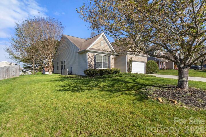 Property Photo: 5916 Eastridge Court NC 28025