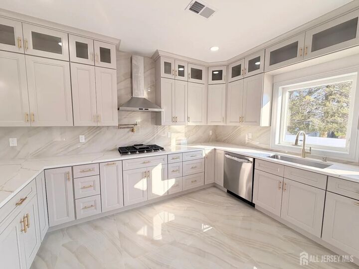 Property Photo:  46 Foyer Street  NJ 08817 