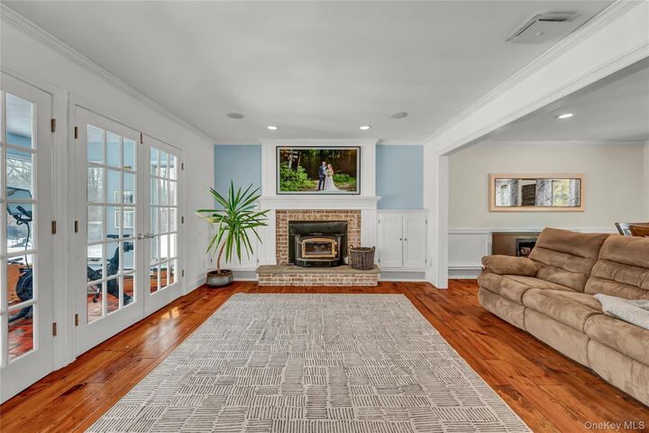 Property Photo:  6 Eisenhower Court  NY 12533 