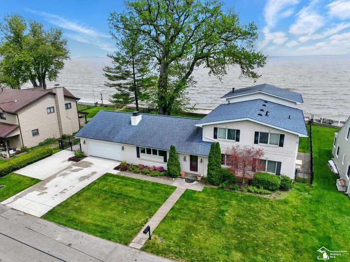 Property Photo:  13542 Venetian Drive  MI 48161 