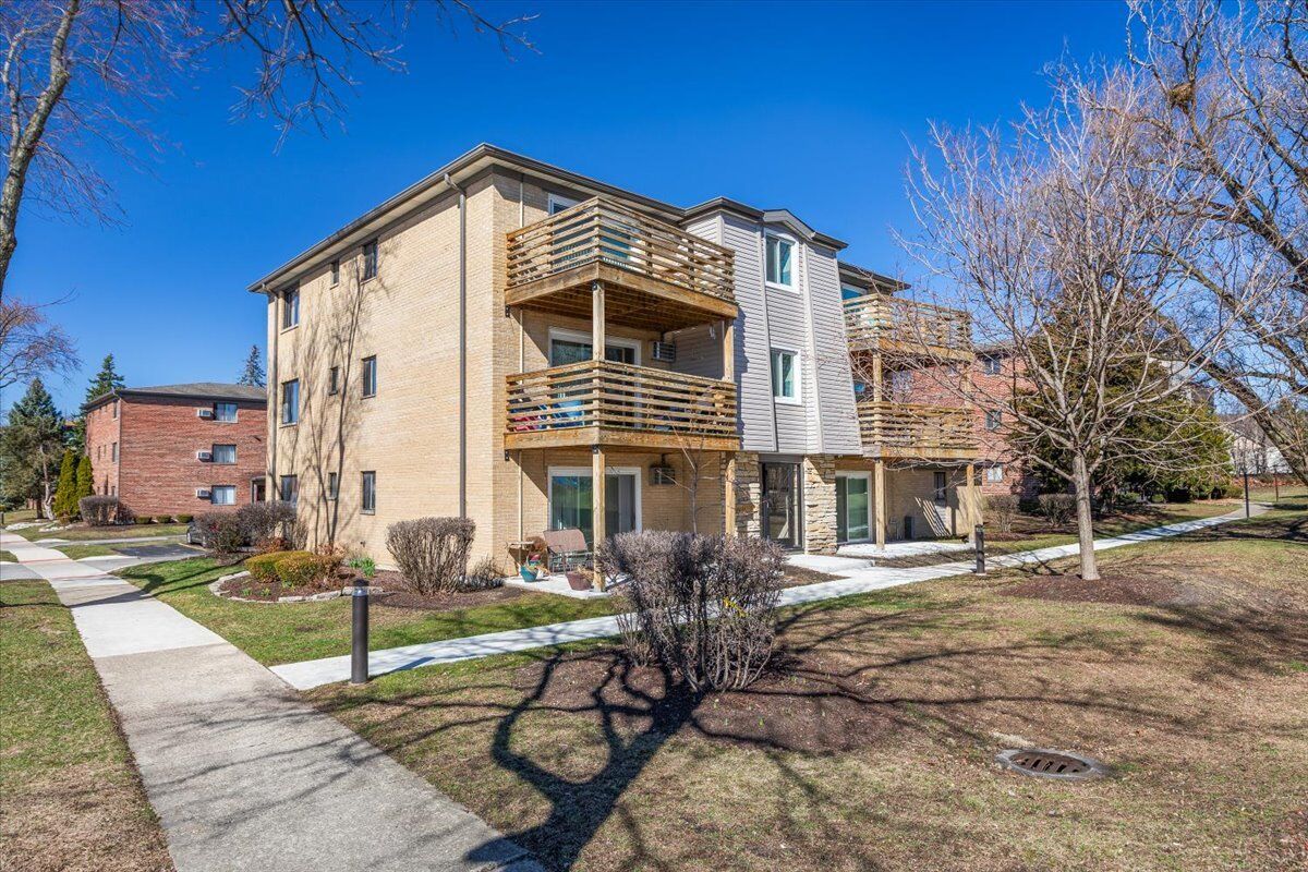 Property Photo:  708 W 65th Street 5  IL 60559 