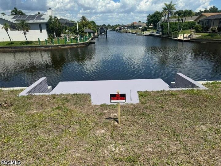 Property Photo:  1025 SE 20th Avenue  FL 33990 