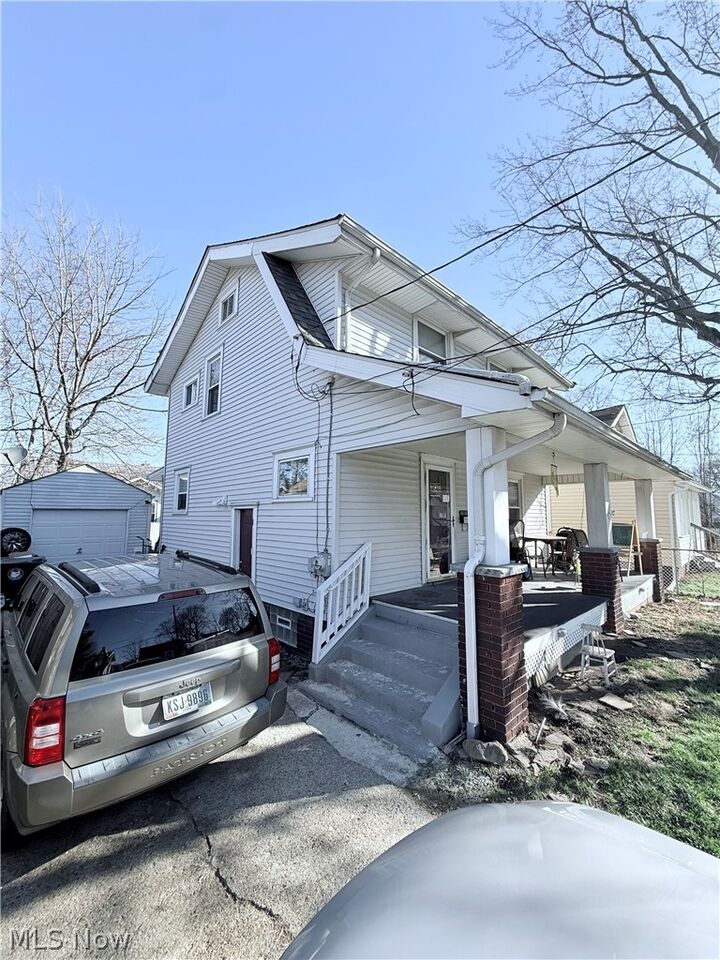 Property Photo: 1129 Barton Place NE OH 44705