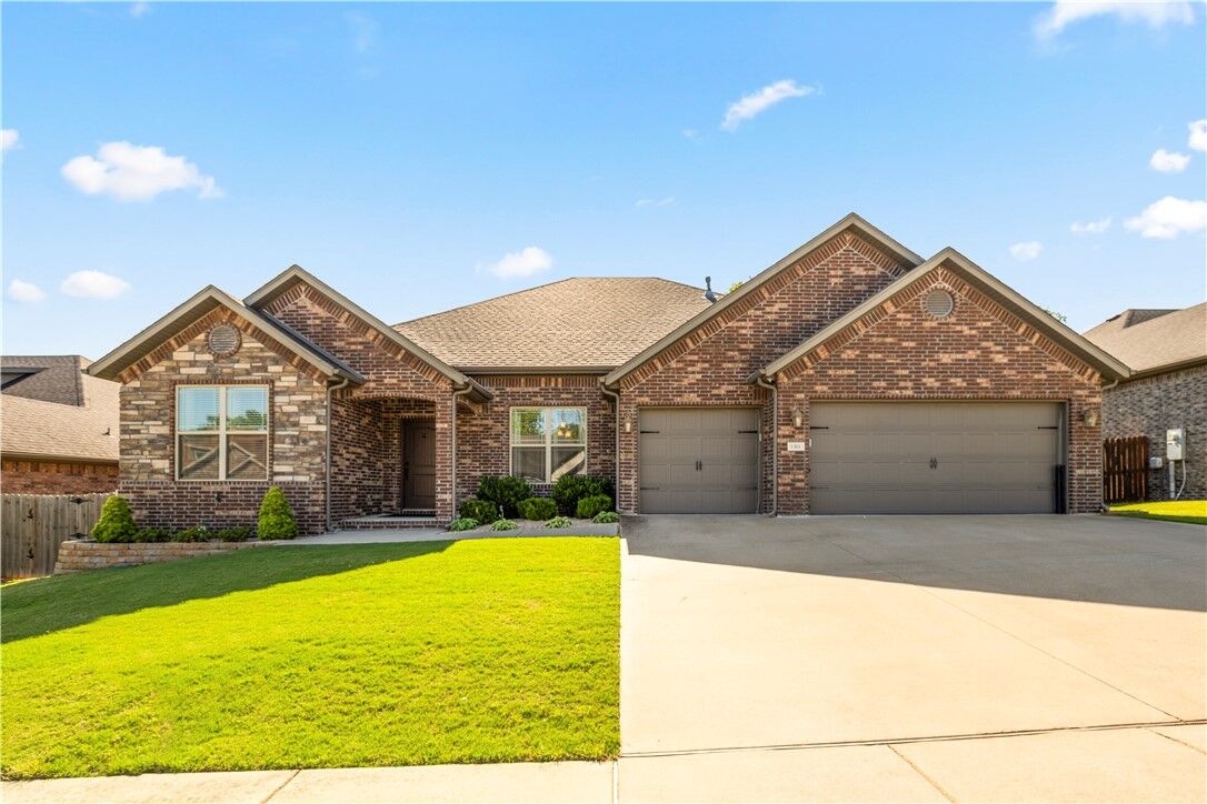 Property Photo:  1301 Hickory Street  AR 72718 