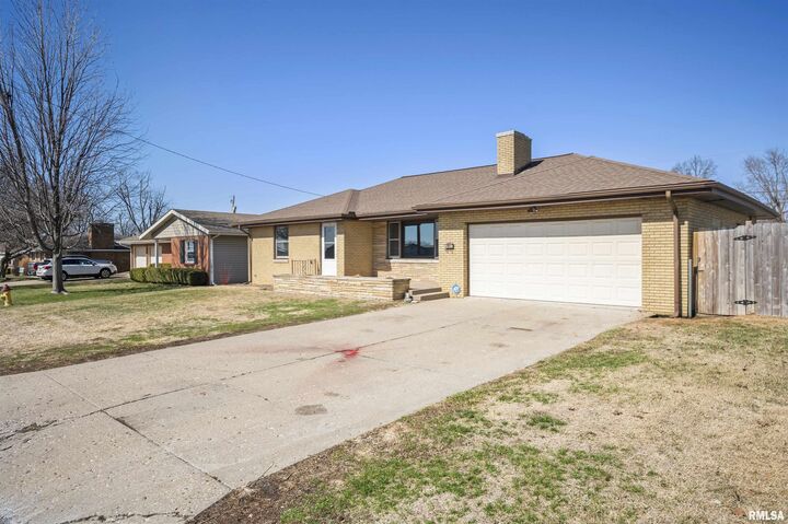 Property Photo: 1021 W Westwood Drive IL 61604