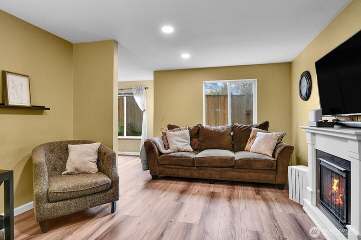 Property Photo:  21225  76th Avenue W A4  WA 98026 