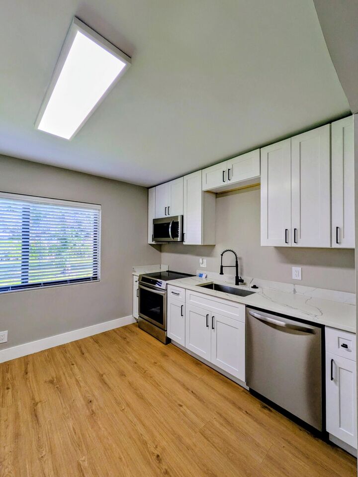 Property Photo: 133 SE 13th Avenue FL 33435