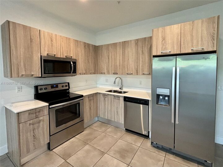 Property Photo: 440 NE 35th Ct 2 FL 33334