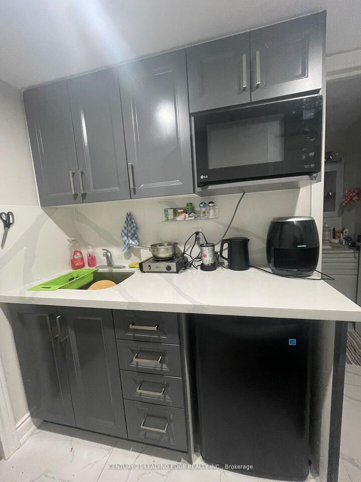 Property Photo:  314 Grove Street E Side  ON L4M 5J3 