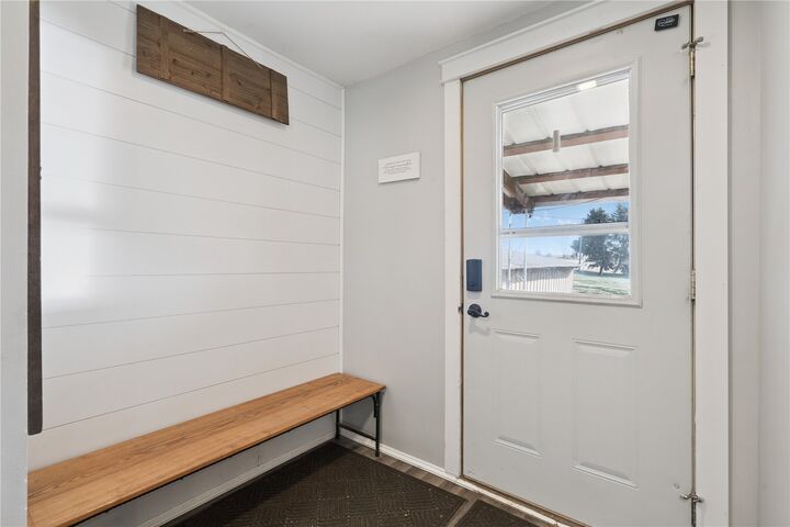 Property Photo:  105 Walnut Avenue S  IA 52229 