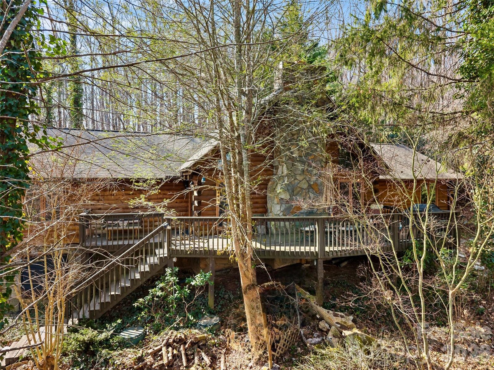 Property Photo: 6 Ravenwood Lane NC 28742