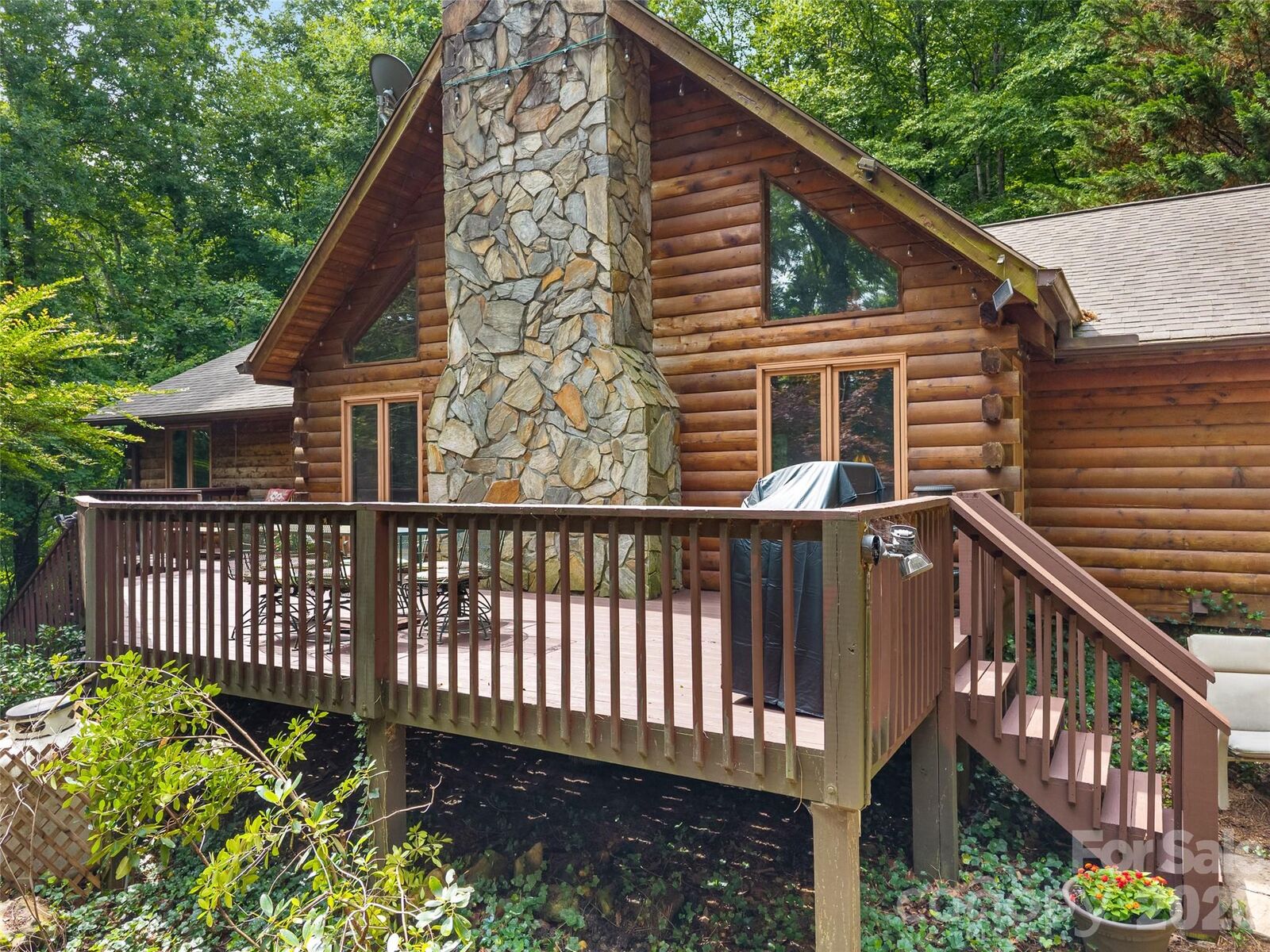 Property Photo: 6 Ravenwood Lane NC 28742