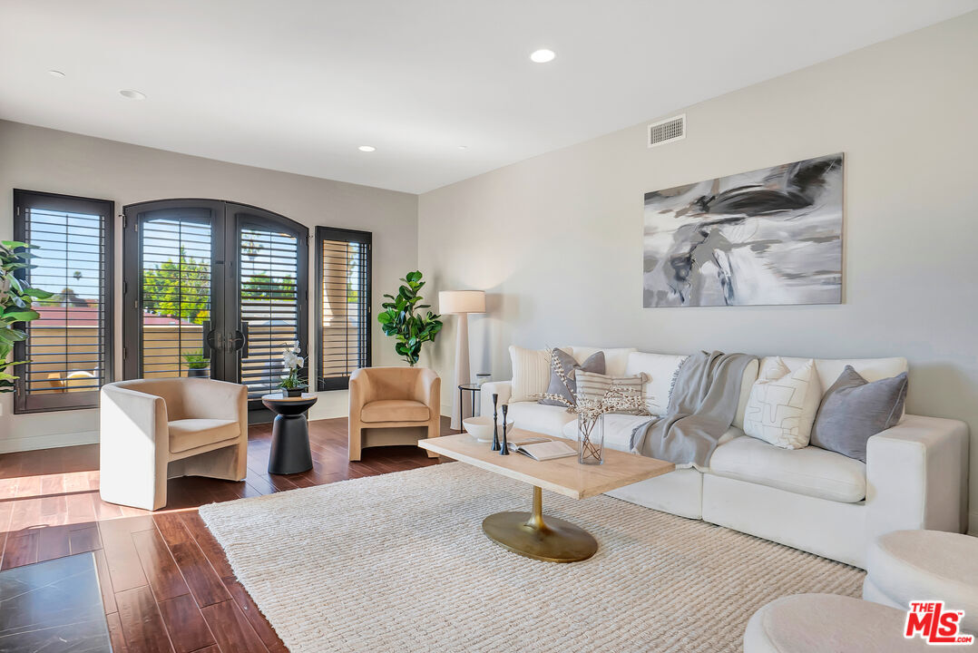 Property Photo:  1414 S Beverly Glen Blvd  CA 90024 