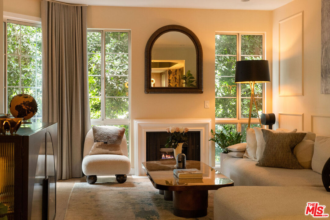 Property Photo:  585 N Rossmore Ave  CA 90004 