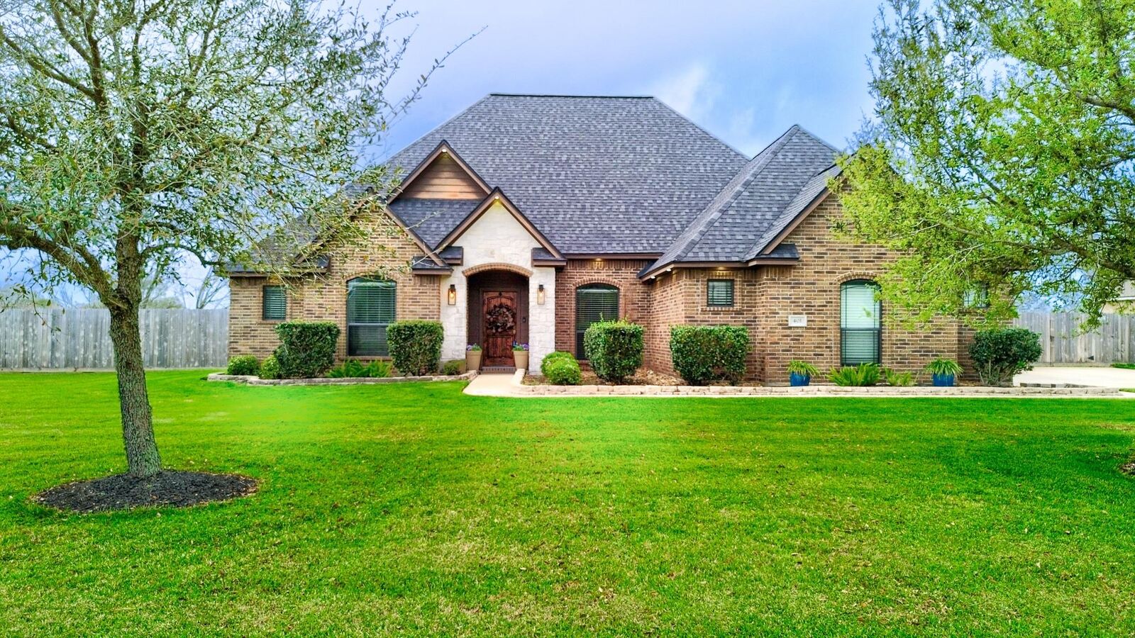 Property Photo:  401 Heritage Oaks Drive  TX 77515 