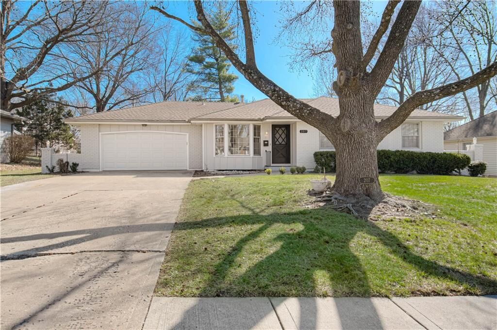 Property Photo:  207 NW Woodbine Avenue  MO 64063 