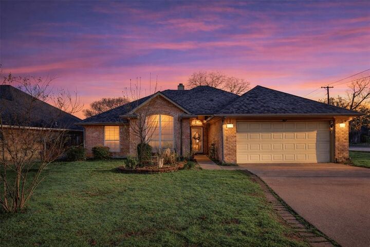 Property Photo:  2521 Classic Court W  TX 76021 